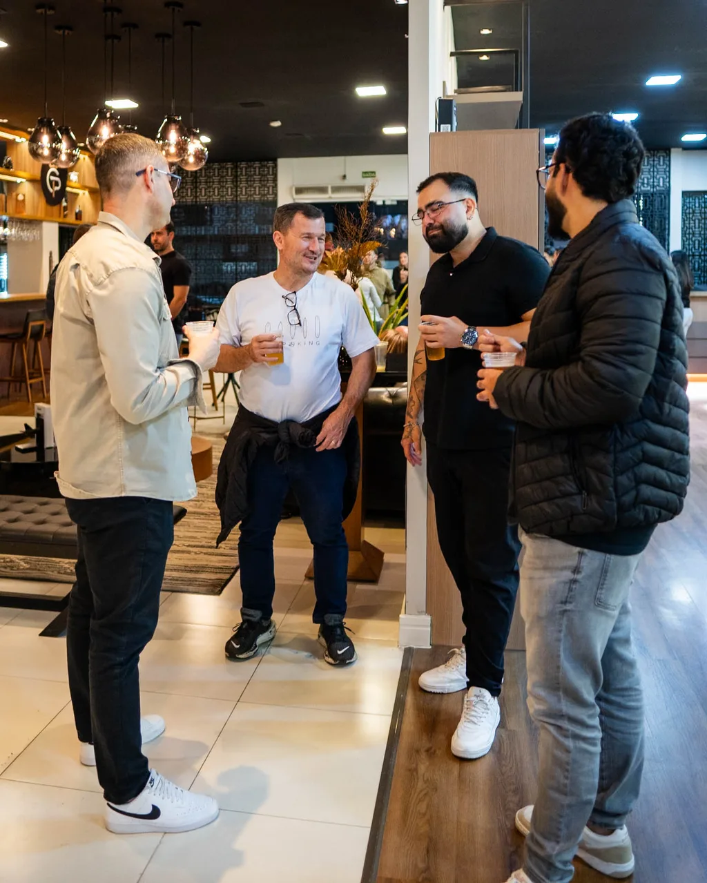 Clientes conversando no salão da Cleto Prime