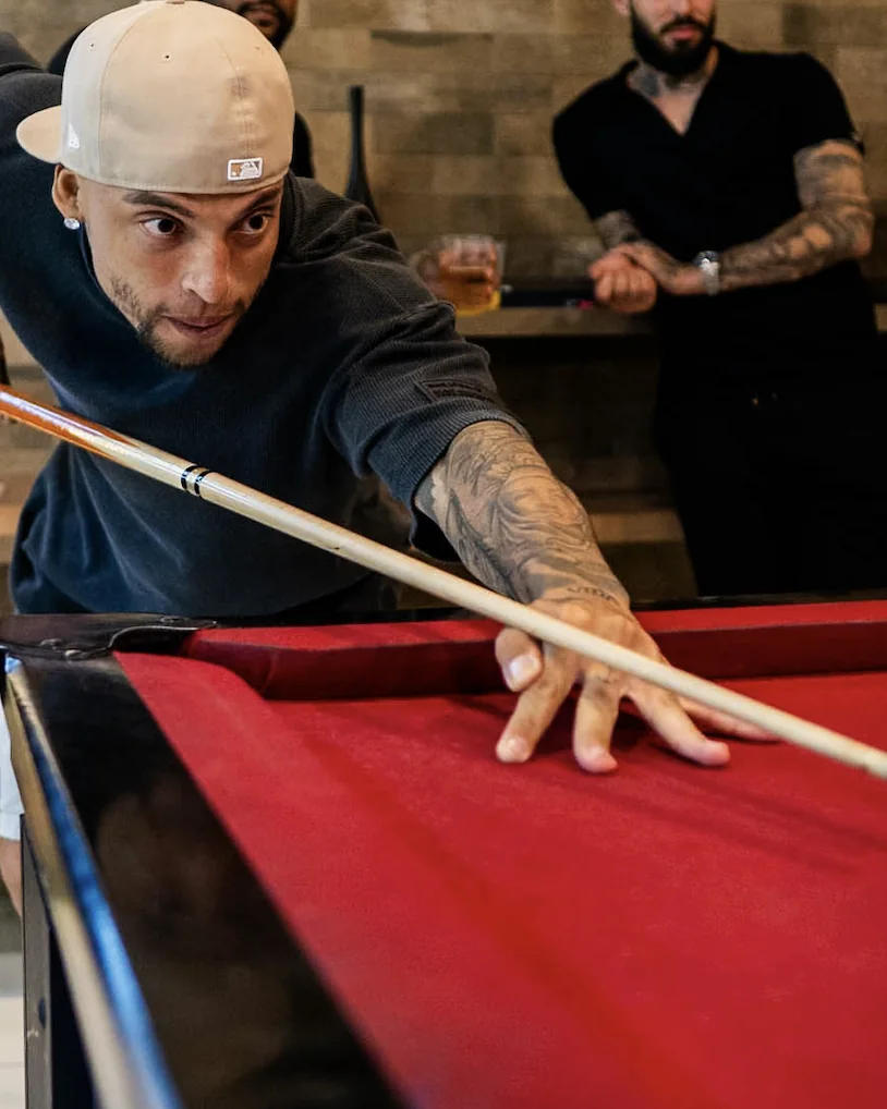 Barbeiros da Cleto Prime na área da sinuca