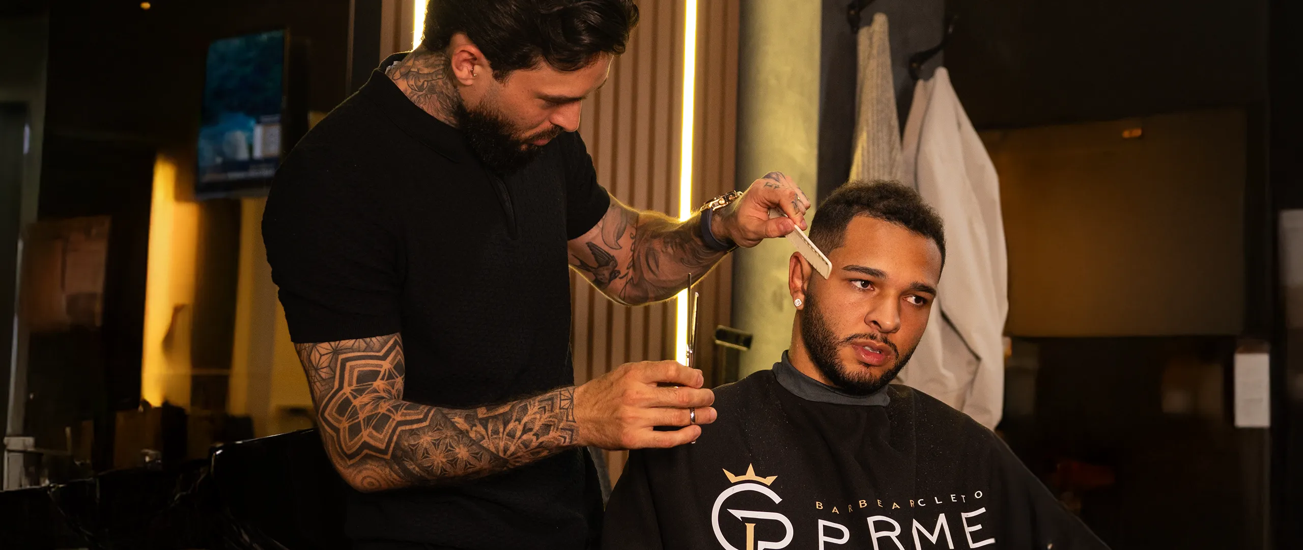 Barbeiro finalizando corte na Barbearia Cleto Prime